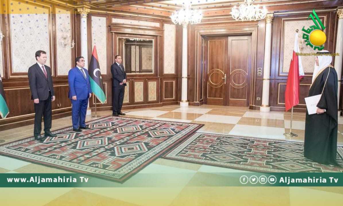 رئيس المجلس الرئاسي يتسلم أوراق اعتماد