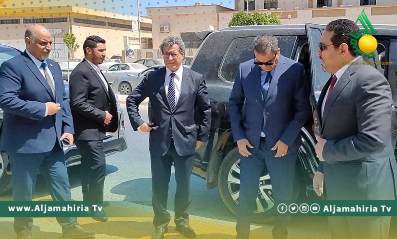 عدد من وزراء حكومة الوحدة في زيارة