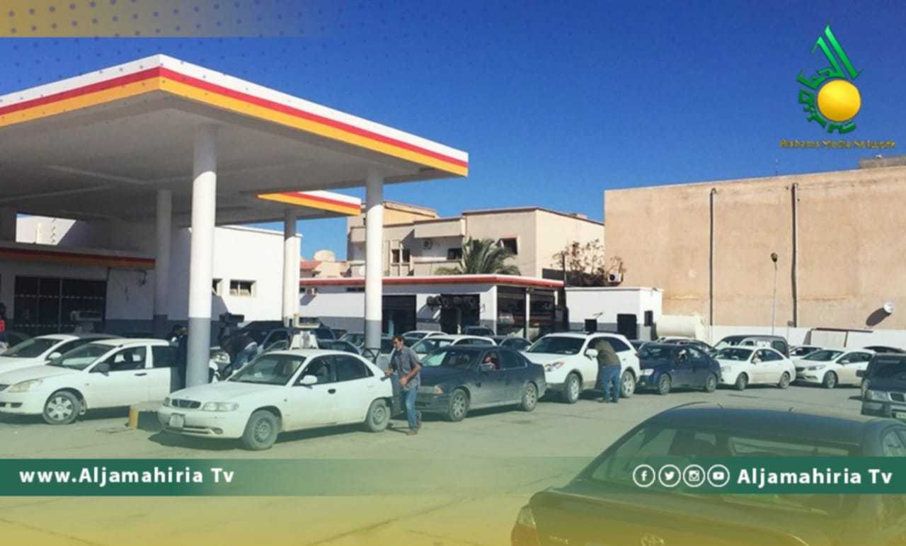 زحام امام محطات الوقود