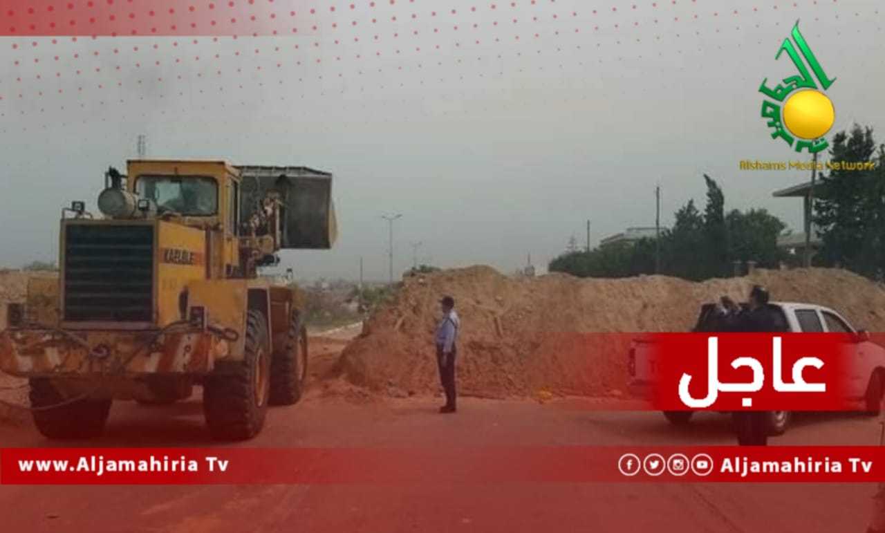 إزالة السواتر الترابية في الطريق الساحلي