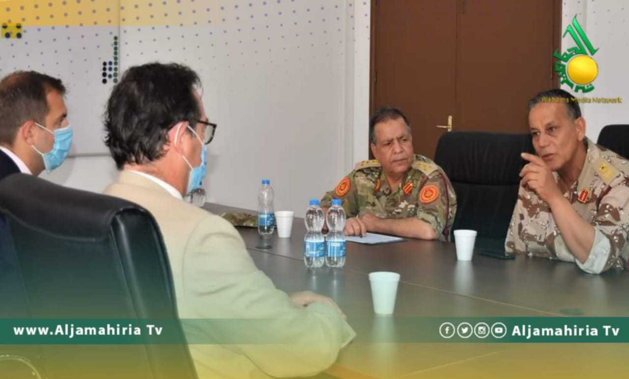 السفير البريطاني والملحق العسكري