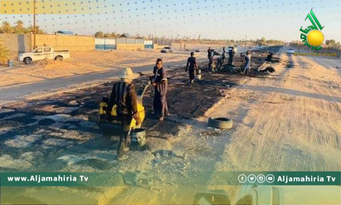 حملة شبابية تطوعية لتعبيد الطريق