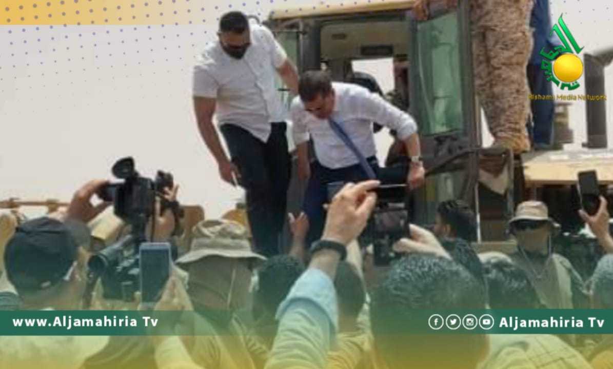 الدبيبة يشارك في إزالة الساتر الترابي