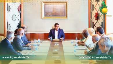 المنفي يلتقي اللجنة السياسية