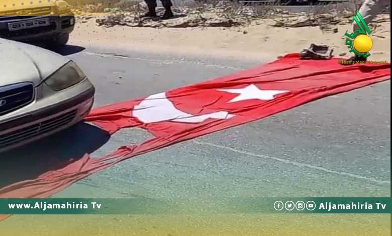 العلم التركي تحت أقدام المارة