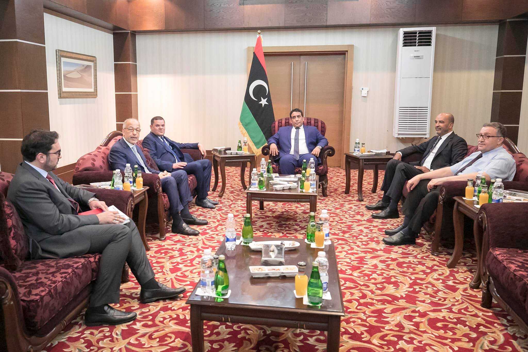 المجلس الرئاسي يلتقي رئيس الحكومة