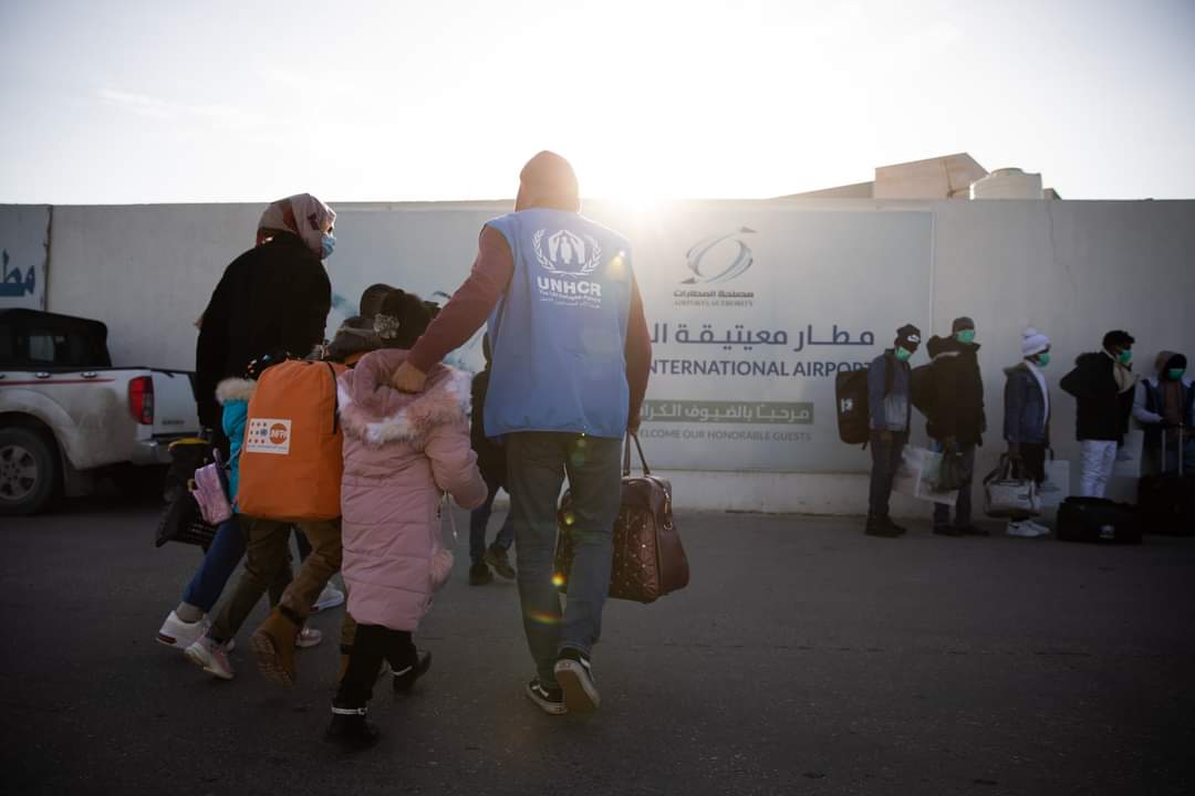 نقل 107 لاجئا من ليبيا