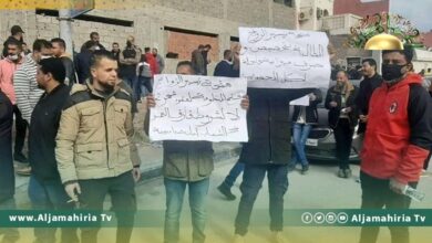 عاجل// طرابلس: وقفة احتجاجية أمام مقر رئاسة الوزراء لعدم صرف منحة الزواج للمستفيدين منها