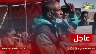 عاجل| وقفة احتجاجية في أوباري للمطالبة بصيانة طريق تسبب في مصرع كثير من المواطنين وتوفير فرص عمل لشباب المنطقة