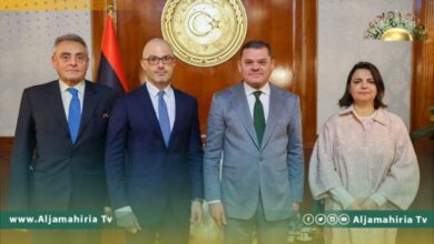 إيطاليا تشجع تحديد برنامج للانتخابات دون مرحلة انتقالية جديدة أكد سفير إيطاليا لدى ليبيا جوزيبي بوتشينو أن بلاده تشجع تحديد برنامج جديد للانتخابات دون اللجوء إلى مرحلة انتقالية جديدة. جاء ذلك خلال لقاء بوتشينو مع رئيس حكومة الوحدة الوطنية المؤقتة عبدالحميد الدبيبة، رفقة وزيرة الخارجية نجلاء المنفوش اليوم الإثنين، والمبعوث الخاص لليبيا نيكولا اورلاندو. ‏‎وتطرق اللقاء الذي عُقد بديوان رئاسة الوزراء إلى مستجدات الأوضاع السياسية الليبية وآخر تطورات العملية الانتخابية. ‏‎كما ناقش المجتمعون العلاقات الثنائية بين البلدين وأهمية تطويرها خاصة في مجالي الصحة والطاقة ومكافحة الهجرة غير الشرعية، إلى جانب المباشرة في استكمال بعض المشاريع الإستراتيجية المتفق حولها.