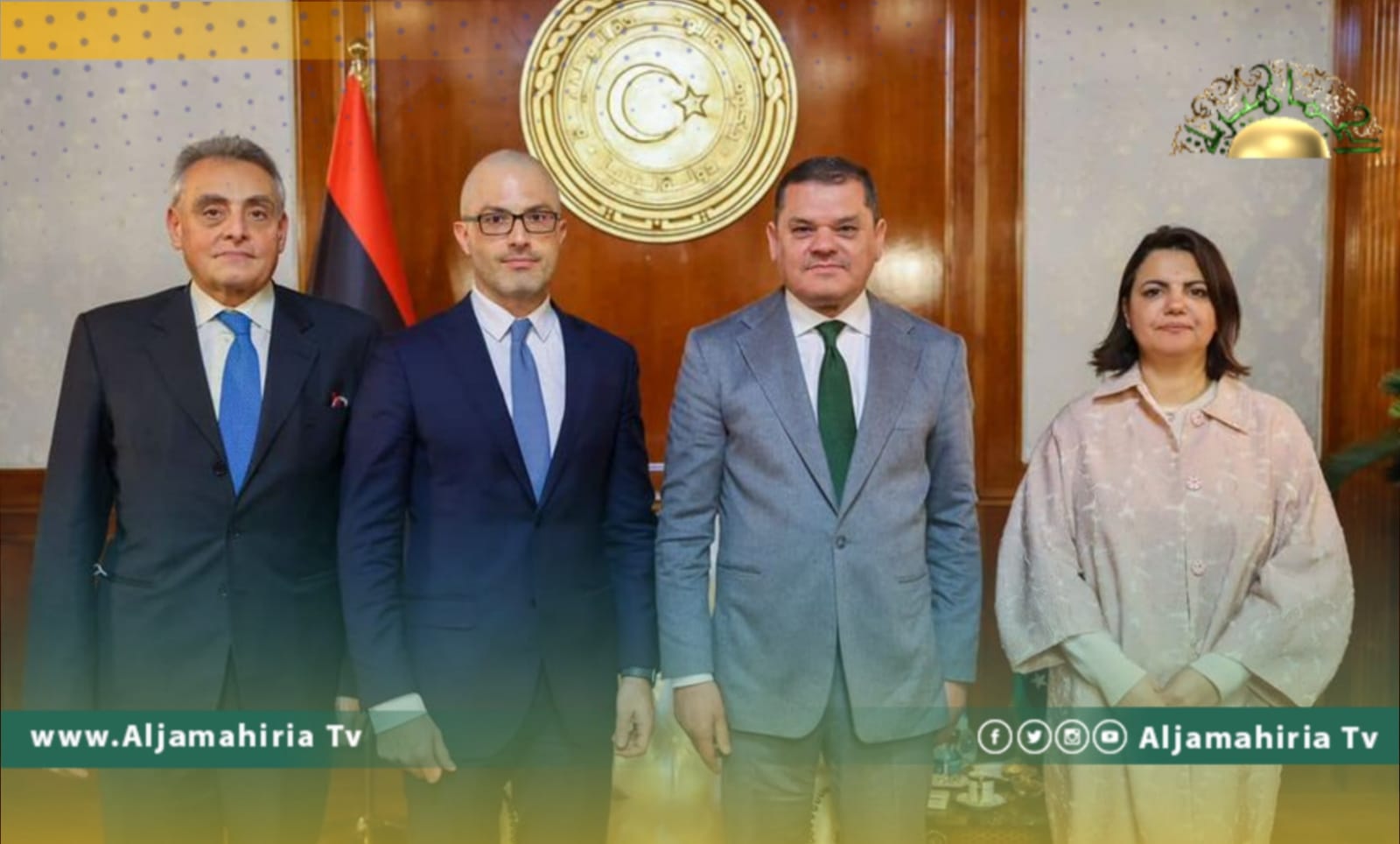 إيطاليا تشجع تحديد برنامج للانتخابات دون مرحلة انتقالية جديدة أكد سفير إيطاليا لدى ليبيا جوزيبي بوتشينو أن بلاده تشجع تحديد برنامج جديد للانتخابات دون اللجوء إلى مرحلة انتقالية جديدة. جاء ذلك خلال لقاء بوتشينو مع رئيس حكومة الوحدة الوطنية المؤقتة عبدالحميد الدبيبة، رفقة وزيرة الخارجية نجلاء المنفوش اليوم الإثنين، والمبعوث الخاص لليبيا نيكولا اورلاندو. ‏‎وتطرق اللقاء الذي عُقد بديوان رئاسة الوزراء إلى مستجدات الأوضاع السياسية الليبية وآخر تطورات العملية الانتخابية. ‏‎كما ناقش المجتمعون العلاقات الثنائية بين البلدين وأهمية تطويرها خاصة في مجالي الصحة والطاقة ومكافحة الهجرة غير الشرعية، إلى جانب المباشرة في استكمال بعض المشاريع الإستراتيجية المتفق حولها.