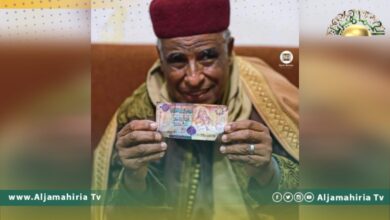 بالصور// مواطن يطلب دينار عليه صورة الشهيد معمر القذافي مهرا لابنته