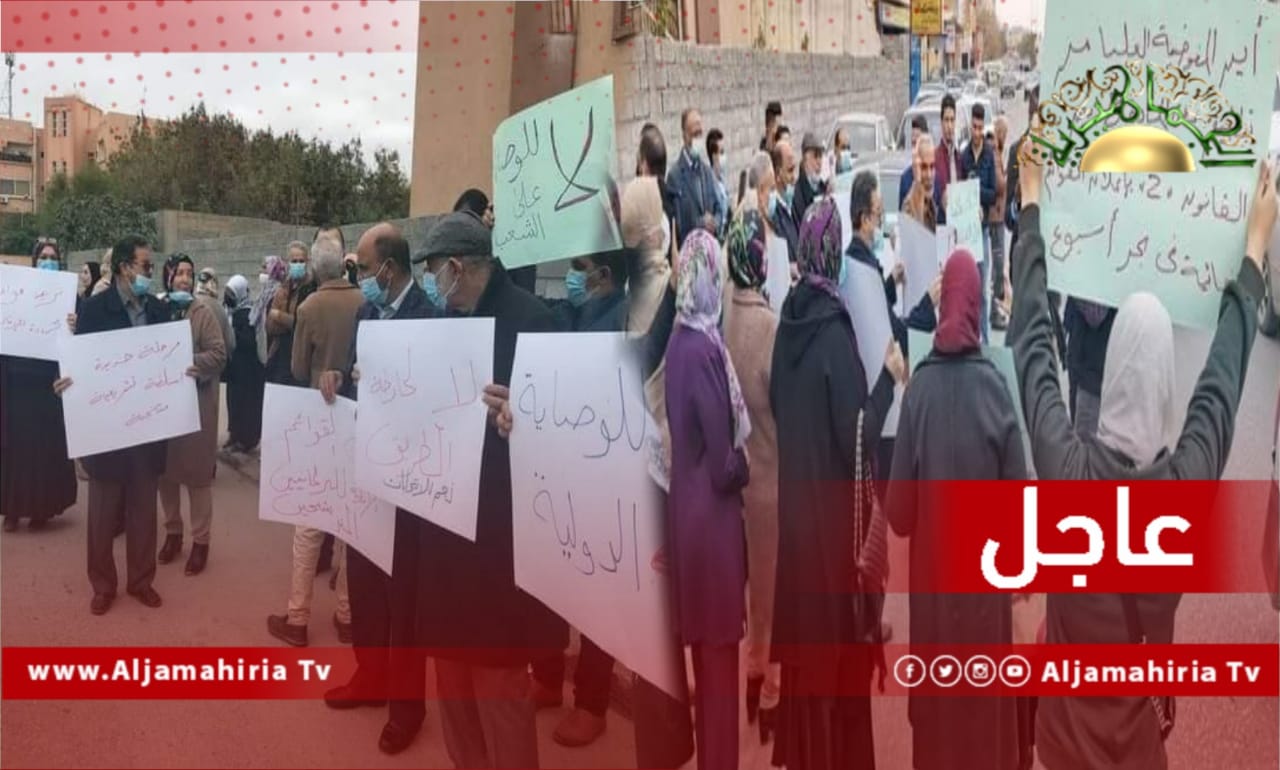 عاجل| المتظاهرون أمام المفوضية يدعون البعثة الأممية والسفراء لعدم دعم أي خيار لا يصب في اتجاه إجراء انتخابات حرة بدون إقصاء