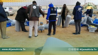 مفوضين اللاجئين توزع صدقات على النازحين من تاورغاء