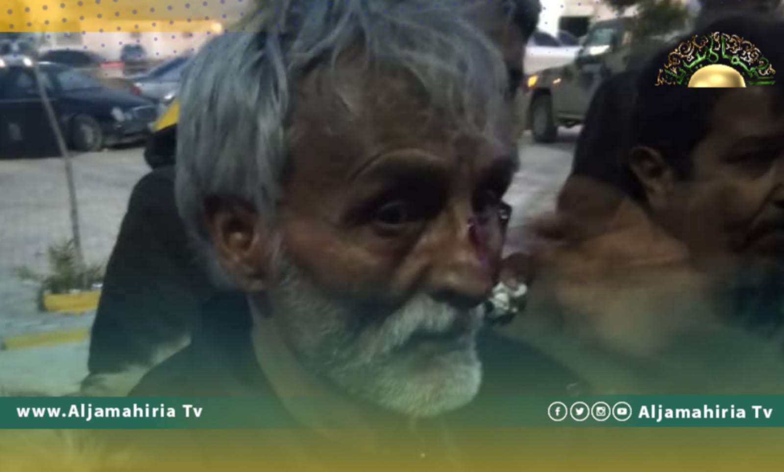 عنصر يرتدي زيا عسكريا يشهر السلاح في وجه المتظاهرين بطبرق