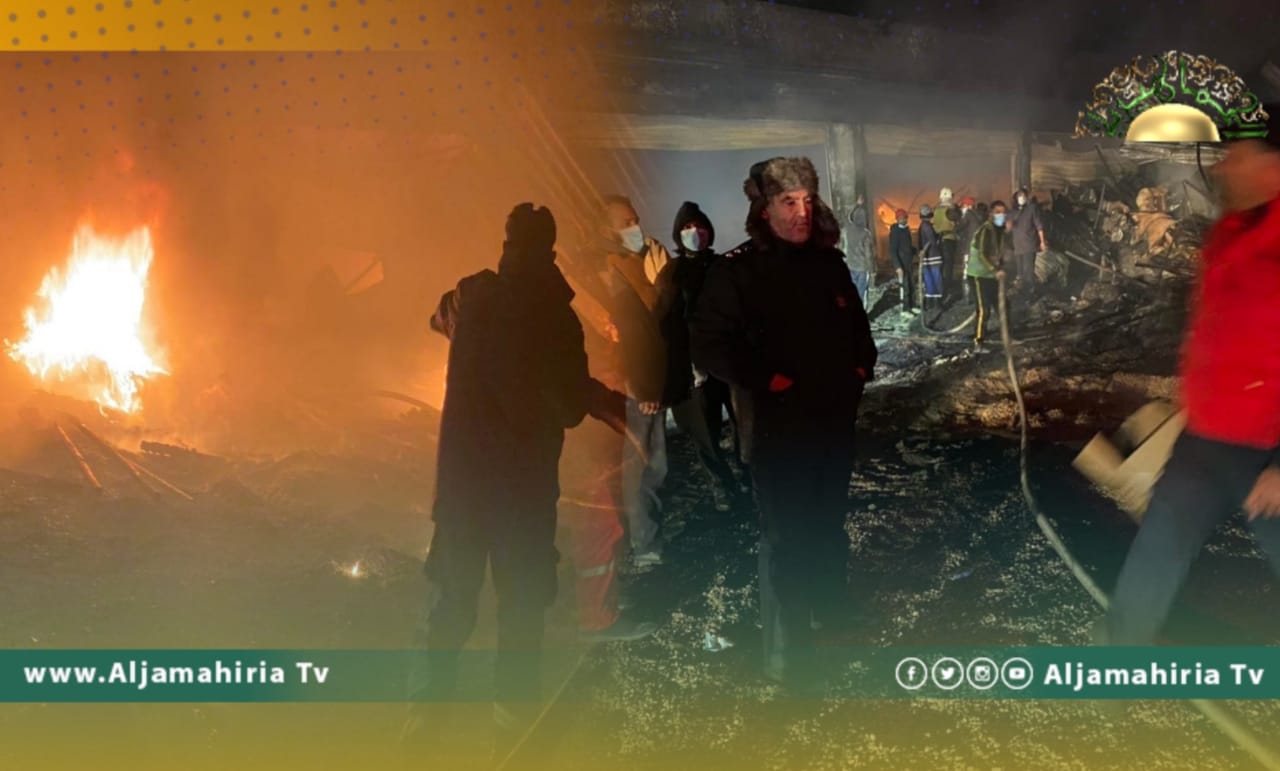 إخماد حريق بصالات السجاد بمنطقة سوق السبت