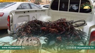 مداهمة هنجر بالكريمية يحوي خردة وكوابل كهرباء مسروقة