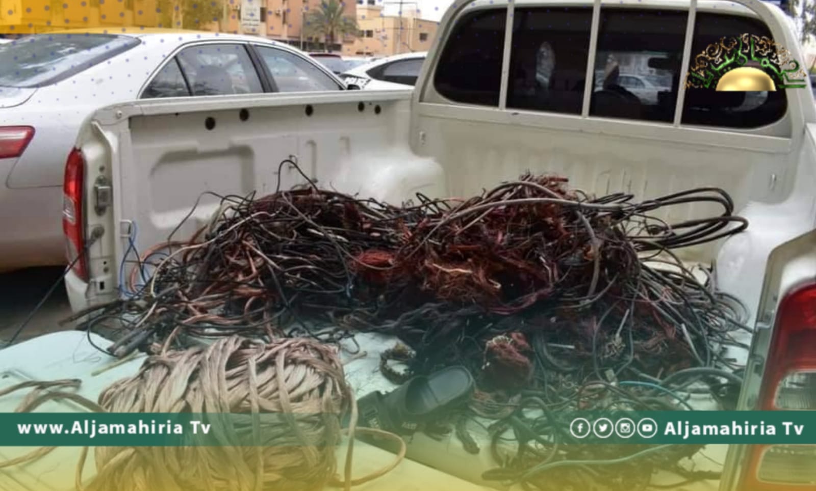 مداهمة هنجر بالكريمية يحوي خردة وكوابل كهرباء مسروقة