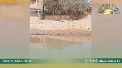 رواد مواقع التواصل الاجتماعي يرصدون انهيار الطريق على دائري المهدية بسبها