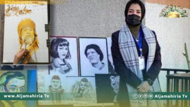 الحنين إلى الجماهيرية..صور القائد الشهيد تُزين معرض للّوحات ببنغازي