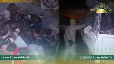 ضبط مركبتان تقلان مهاجرين أفارقة بسبها