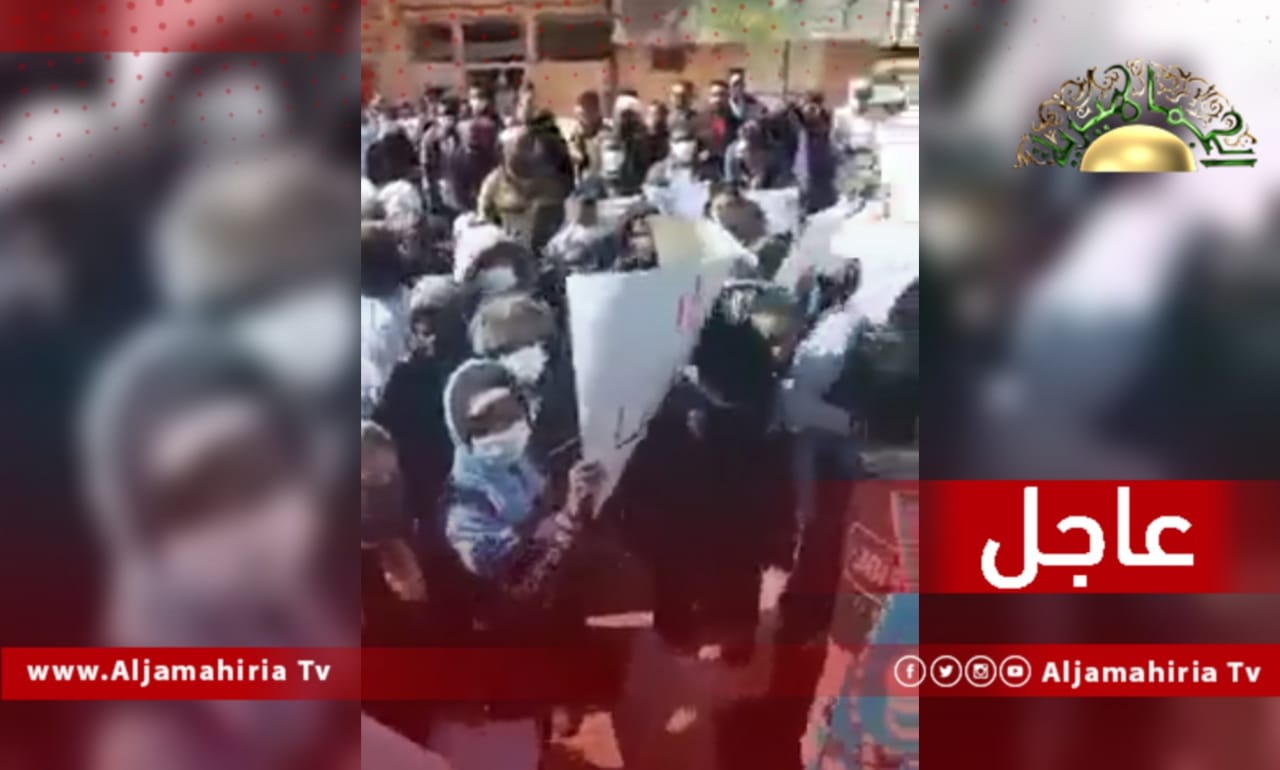 عاجل| مظاهرات في مدينة سبها احتجاجا على الإقصاء والتهميش شارك فيها الرجال والنساء وبعض الأطفال