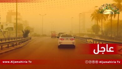 عاجل// رياح محملة بالأتربة والغبار تتسبب في حجب الرؤية تضرب العاصمة طرابلس وتحول سمائها إلى برتقالية اللون