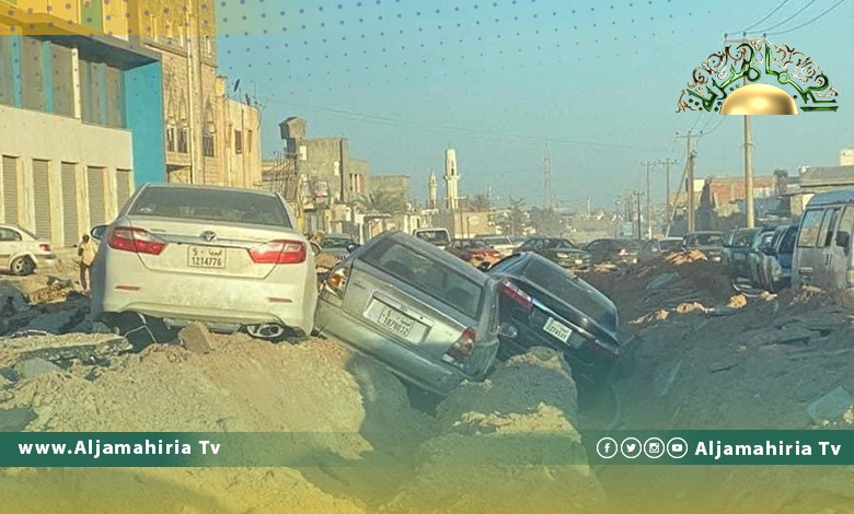 بالصورة// تساقط السيارات فوق بعضها بسبب التدافع وأعمال حفر في عين زارة دون وضع أي علامات تحذيرية