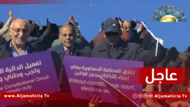 عاجل// المحتجون بالعاصمة طرابلس: إغلاق المحكمة الدستورية يعني إجراء انتخابات بدون قوانين