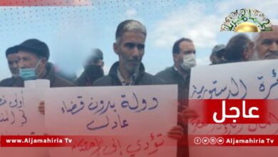 عاجل// وقفة احتجاجية أمام مقر المحكمة العليا بطرابلس للمطالبة بضرورة تفعيل الدائرة الدستورية رافعين شعارات دولة بدون قضاء عادل ستؤدي للاحتكام للسلاح