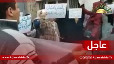 عاجل| موظفون بالتربية والتعليم يتظاهرون أمام مجلس الوزراء بطريق السكة احتجاجا على عدم تقاضي مرتباتهم منذ ثماني سنوات