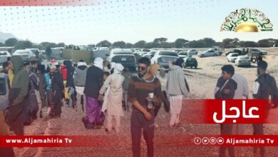 أفراد من قبائل الطوارق يمنعون سيارات التموين من الوصول إلى حقل الشرارة.