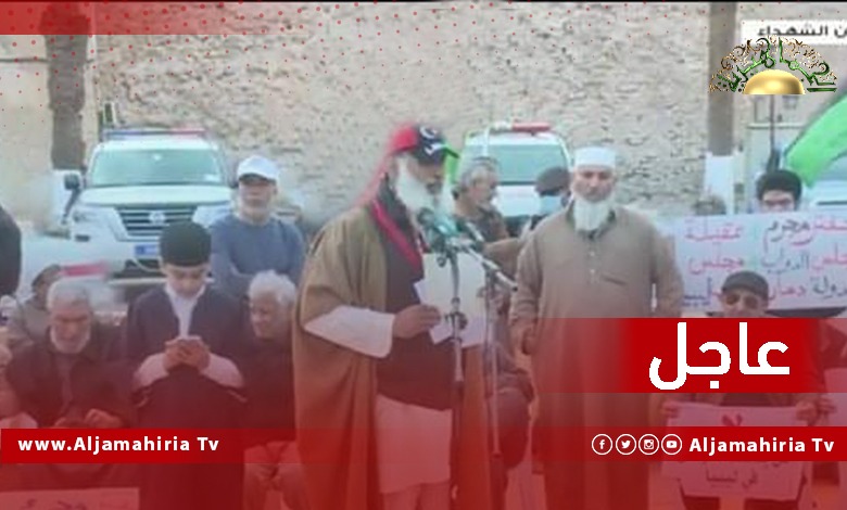 وقفة احتجاجية بالساحة الخضراء في طرابلس للمطالبة بإسقاط مجلس النواب وإجراء الانتخابات.