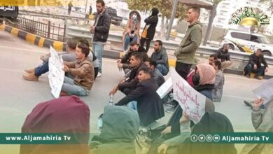 نظّم معلمي العقود وقفة احتجاجية، اليوم الأحد، أمام وزارة المالية برئاسة الوزراء بطريق السكة.