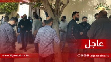 عناصر طبية تابعة لوزارة الصحة تنظم وقفة احتجاجية أمام مقر رئاسة الوزراء، بطريق السكة، للمطالبة بتفعيل قرار الزيادة والإفراج عن المرتبات.