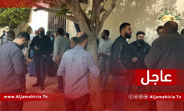 عناصر طبية تابعة لوزارة الصحة تنظم وقفة احتجاجية أمام مقر رئاسة الوزراء، بطريق السكة، للمطالبة بتفعيل قرار الزيادة والإفراج عن المرتبات.