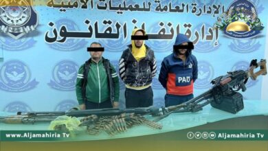 الداخلية: القبض على أقارب متهم بقضايا اختلاس ونصب بمبالغ تتجاوز الـ200 مليون دينار بطرابلس