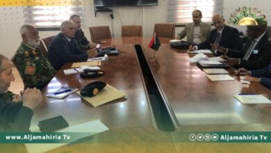 زينينغا يلتقي أعضاء لجنة 5+5 عن الغرب وهذا ما تم مناقشته التقى القائم بأعمال رئيس بعثة الأمم المتحدة ريزدون زينينغا، في طرابلس اليوم أعضاء اللجنة العسكرية المشتركة (5+5) عن الغرب. وأوضحت البعثة أن الاجتماع جاء عقب لقائه في بنغازي الأسبوع الماضي مع أعضاء اللجنة عن الشرق حول الإجراءات المعلنة في بيانهم الصادر في 9 أبريل، بما في ذلك قرار تعليق عملهم. وأعرب أعضاء اللجنة العسكرية المشتركة عن تقديرهم الكبير لنظرائهم في الشرق وشددوا على أهمية عدم تسييس عمل اللجنة الذي قد يقوض الإنجازات التي حققتها لجنة 5+5 مجتمعة. وأطلع أعضاء اللجنة زينينغا عن تواصلهم مؤخراً مع زملائهم في الشرق وجهودهم لمعالجة بعض طلباتهم، معربين عن أملهم في استئناف عمل اللجنة في وقت قريب وعن قلقهم من تداعيات الإجراءات التي أُعلن عنها، بما في ذلك وقف إنتاج النفط الذي يجري تنفيذه الآن. وأكد، منسق البعثة زينينغا، التزام البعثة بمواصلة الجهود لتيسير إيجاد حل للمسائل التي أثارها اعضاء اللجنة من الشرق والتي تعرّض الآن عمل اللجنة والتقدم المحرز على المسار الأمني للخطر. ونقل زينينغا لأعضاء اللجنة مخاوف نظرائهم في الشرق بشأن الوضع الحالي وتأثير ذلك على سبل العيش في المنطقة الشرقية.