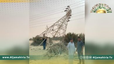 ميل أحد الأبراج في اجخرة بسبب الرياح القوية