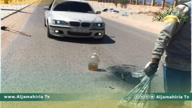 شباب من مصراته يقومون بصيانة الطرق بجهود ذاتية