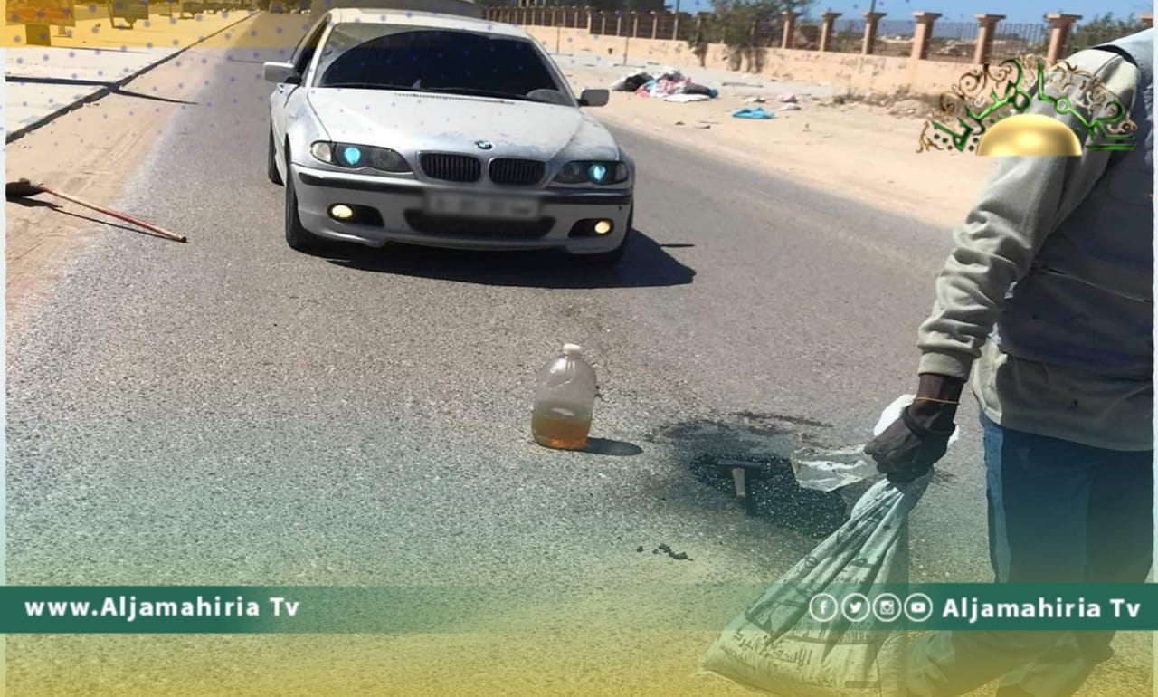 شباب من مصراته يقومون بصيانة الطرق بجهود ذاتية