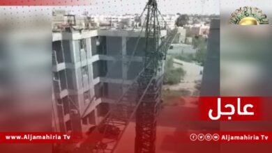 أهالي سرت يحذرون من كارثة قد تحدث نتيجة سُقوط رافعة ضخمة وسط العمارات الهندية