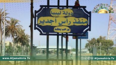 سيارة وقود تتسبب في نشوب حريق بمنظومة جوازات معبر رأس جدير