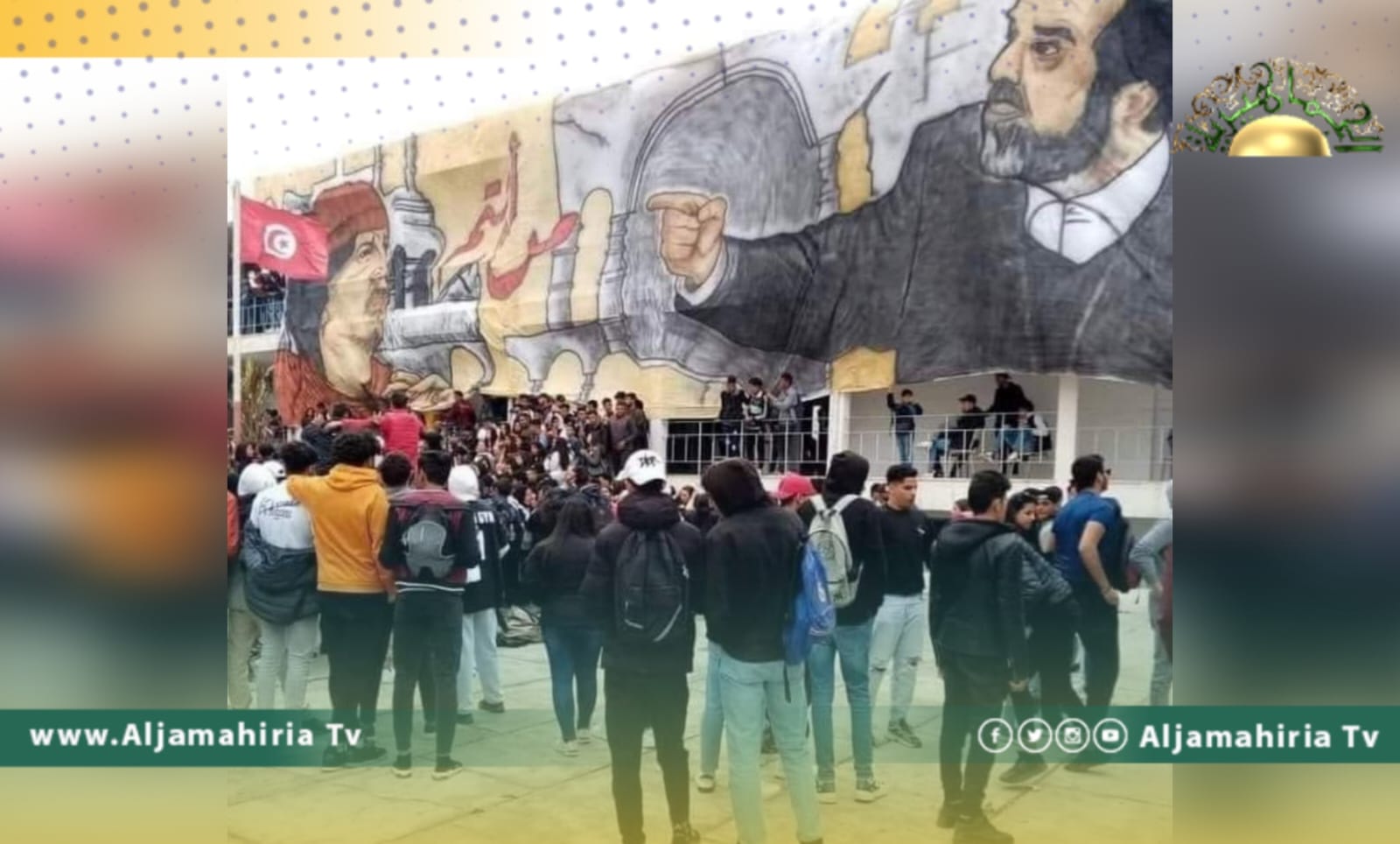 القائد يزين جدارية من إبداع شباب معهد 2 مارس بولاية بجاية بتونس