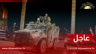 مركبات وآليات مسلحة تحتشد قرب تقاطع الإشارة الضوئية في طريق المطار بطرابلس