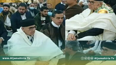 باشاغا يؤدي الصلاة في مدينة سرت التي أسهم في تدميرها