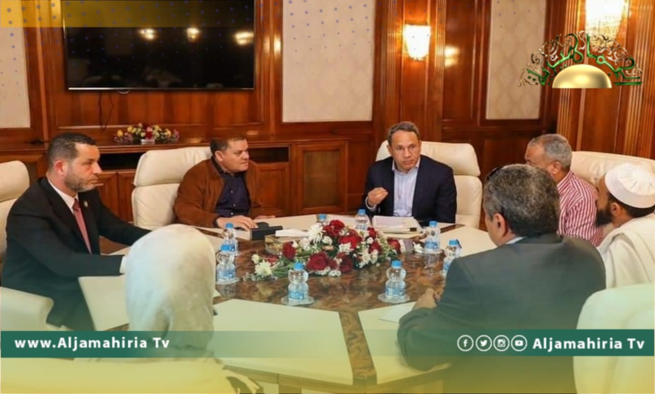 بعد تصاعد الاحتجاجات.. الدبيبة يلتقي موظفي الأحوال المدنية ويعد ببقاء ملفاتهم تابعة للداخلية