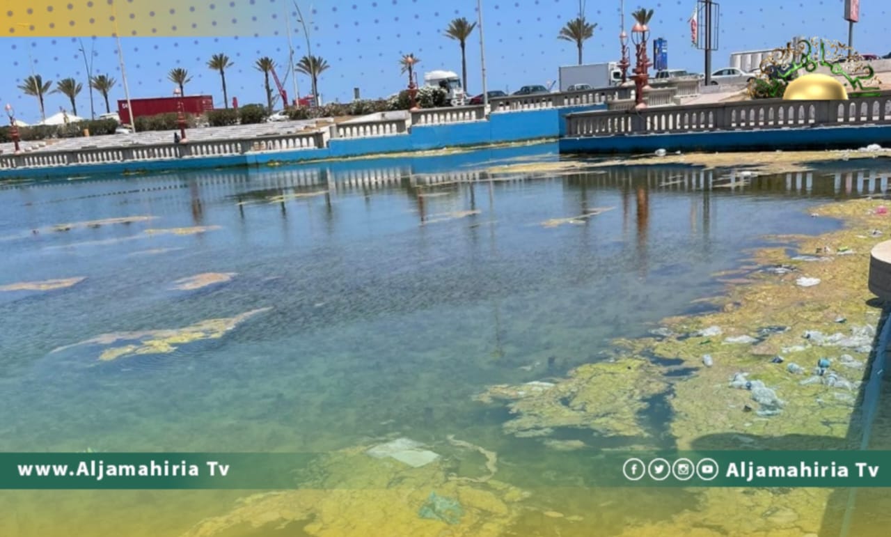 صورا على التواصل الاجتماعي تظهر مياه راكدة ومتعفنة بنافورة السرايا بعد طلاء جدرانها