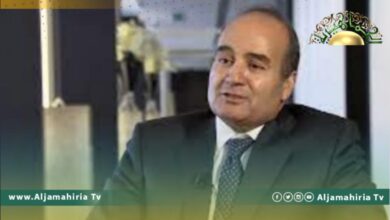شن وزير الخارجية بالحكومة المرتقبة، حافظ قدور، هجوما شرسا على حكومة الوحدة المؤقتة والمجموعات المسلحة التابعة لها. وقال قدور، في مذكرة للسفارات والبعثات الدبلوماسية في ليبيا، أن الميليشيات المؤدلجة التابعة للدبيبة، منعتنا من ممارسة عملنا من طرابلس وعازمون على ممارسة أعمالنا من سرت. لافتا: إلى أن باشاغا رفقة عدد من الوزراء، قاموا بدخول طرابلس، بطريقة سلمية يوم 17 مايو الجاري، لمباشرة أعمال الحكومة رسميًا. لكن تم مواجهته بطريقة عنيفة من ميليشيات مؤدلجة مدعومة من الحكومة منتهية الولاية. وتابع قدور، أن الحكومة الليبية، المكلفة من مجلس النواب، قررت التنسيق مع اللواء 444 قتال، والخروج من مدينة طرابلس حقنا للدماء. مشددا: على أن الحكومة منتهية الولاية أبت إلا التهديد باستعمال السلاح، وهذه الممارسات الخارجة عن الشرعية قد تقوض العملية السياسية في هذا الوقت الحرج. وأضاف حافظ قدور، في مذكرته، أن الخيار كان متاحًا للحكومة الليبية بالبقاء في طرابلس واستمرار المواجهات، ما يتسبب في إزهاق أرواح المدنيين والإضرار بالممتلكات وانتهاك وقف إطلاق النار. وتعيش ليبيا أزمة سياسية حادة، بين كل من حكومة الدبيبة وحكومة باشاغا، في ظل تمسك الدبيبة بالسلطة ورفضه المغادرة. وهو ما دفع باشاغا للإعلان من ممارسة مهام حكومته من سرت. وهناك تخوفات من اشتباكات مسلحة جديدة، في ظل استمرار هذا الوضع.