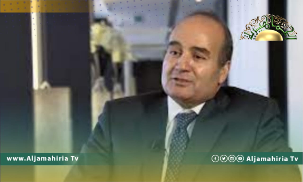 شن وزير الخارجية بالحكومة المرتقبة، حافظ قدور، هجوما شرسا على حكومة الوحدة المؤقتة والمجموعات المسلحة التابعة لها. وقال قدور، في مذكرة للسفارات والبعثات الدبلوماسية في ليبيا، أن الميليشيات المؤدلجة التابعة للدبيبة، منعتنا من ممارسة عملنا من طرابلس وعازمون على ممارسة أعمالنا من سرت. لافتا: إلى أن باشاغا رفقة عدد من الوزراء، قاموا بدخول طرابلس، بطريقة سلمية يوم 17 مايو الجاري، لمباشرة أعمال الحكومة رسميًا. لكن تم مواجهته بطريقة عنيفة من ميليشيات مؤدلجة مدعومة من الحكومة منتهية الولاية. وتابع قدور، أن الحكومة الليبية، المكلفة من مجلس النواب، قررت التنسيق مع اللواء 444 قتال، والخروج من مدينة طرابلس حقنا للدماء. مشددا: على أن الحكومة منتهية الولاية أبت إلا التهديد باستعمال السلاح، وهذه الممارسات الخارجة عن الشرعية قد تقوض العملية السياسية في هذا الوقت الحرج. وأضاف حافظ قدور، في مذكرته، أن الخيار كان متاحًا للحكومة الليبية بالبقاء في طرابلس واستمرار المواجهات، ما يتسبب في إزهاق أرواح المدنيين والإضرار بالممتلكات وانتهاك وقف إطلاق النار. وتعيش ليبيا أزمة سياسية حادة، بين كل من حكومة الدبيبة وحكومة باشاغا، في ظل تمسك الدبيبة بالسلطة ورفضه المغادرة. وهو ما دفع باشاغا للإعلان من ممارسة مهام حكومته من سرت. وهناك تخوفات من اشتباكات مسلحة جديدة، في ظل استمرار هذا الوضع.
